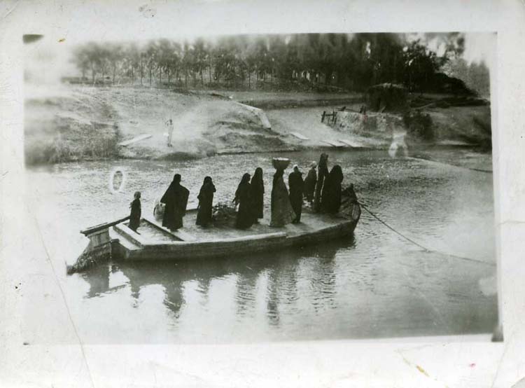 Arab women crossing Sweetwater Canal (BINTS) Ismallia june 1951